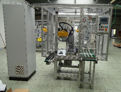 Defektoskopická stanice je sestavena z masivního rámu s Al základovou deskou, na které je instalován robot Scara s chapadlem a nosičem defektoskopické sondy. Na základové desce jsou instalována základová lůžka pro etalony, rotační jednotka pro uchopení roztočení čepu při defektoskopické kontrole.