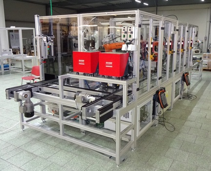 Základem montážní linky je transferový systém Bosch TS2, který je modulárně sestaven z jednotlivých pracovních stanic, podélných dopravních drah s příčnými přejezdy.
Jednotlivé pracovní stanice jsou osazeny zvedacími jednotkami a stopery. Součástí dopravního systému
jsou jednotlivé pracovní stanice. Transferový dopravní systém je osazen RFID systémem.