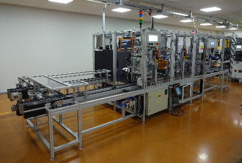 Základem montážní linky je transferový systém Bosch TS2, který je modulárně sestaven z jednotlivých pracovních stanic, podélných dopravních drah s příčnými přejezdy.
Jednotlivé pracovní stanice jsou osazeny zvedacími jednotkami a stopery. Součástí dopravního systému
jsou jednotlivé pracovní stanice. Transferový dopravní systém je osazen RFID systémem.